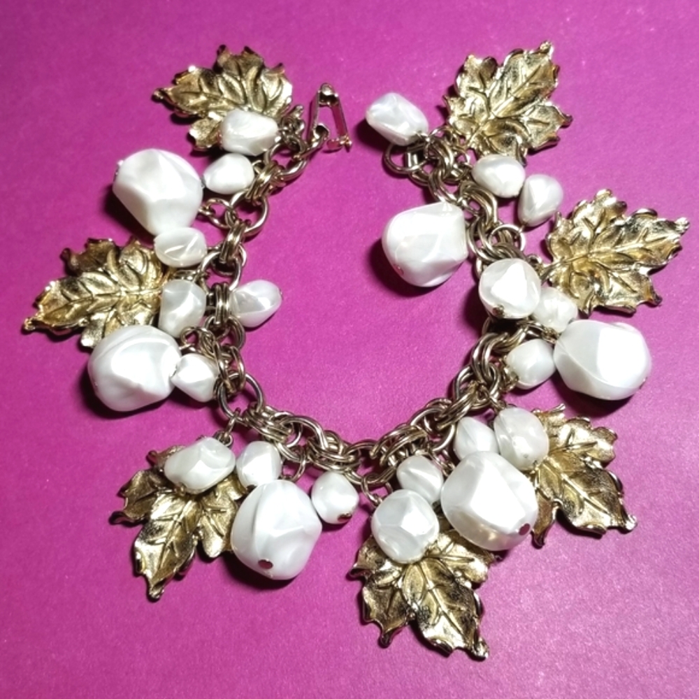 Vintage leaves and pearls charm bracelet gold tone chacha maple chunky fall